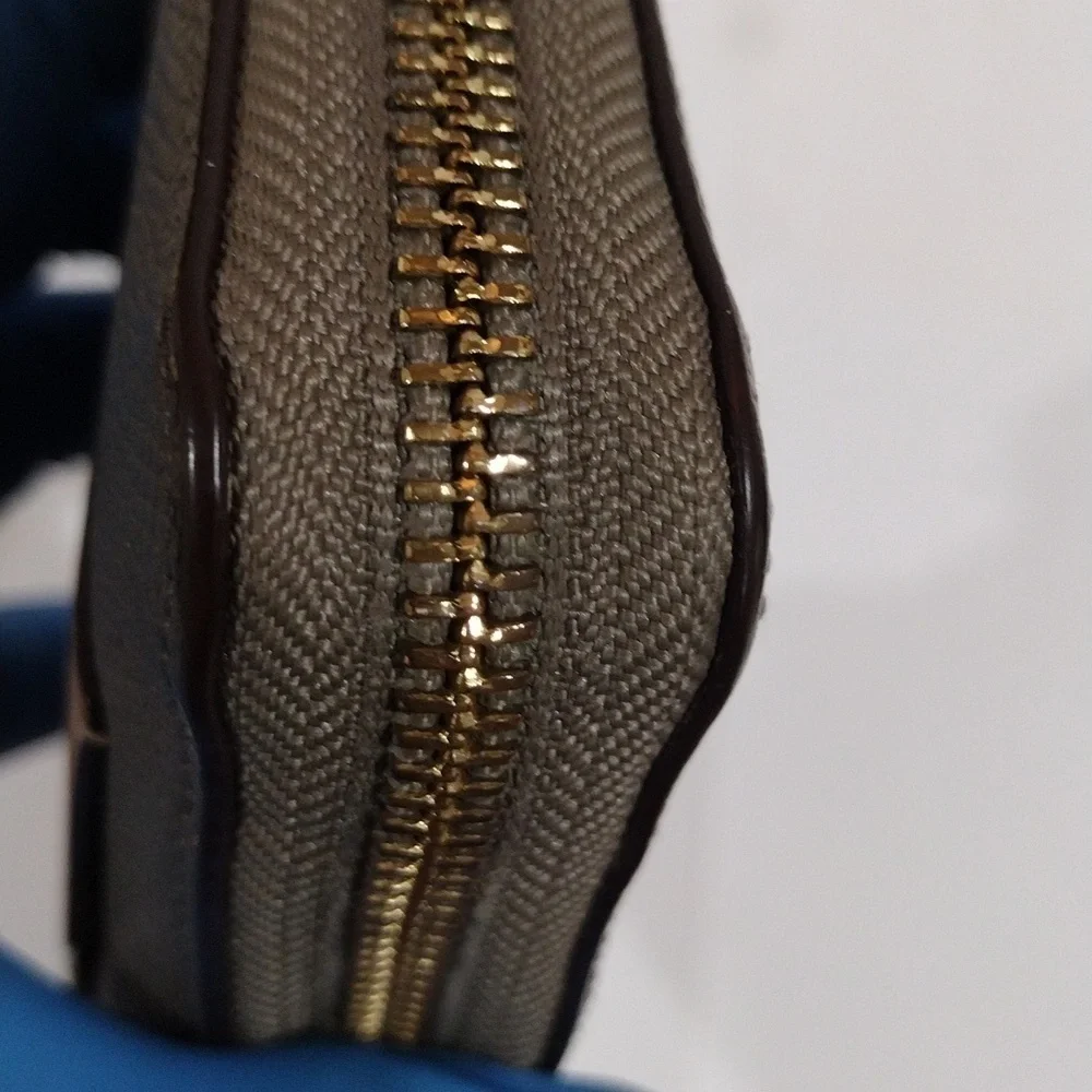 Coach Dual-Tone Brown Leather Zip Wallet – Gold Logo, Stylish Women’s Accessory - Picture 10 of 15